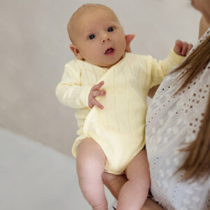 Body cruzado de manga larga en punto calado  100% algodón bebé