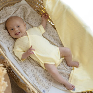 Body cruzado de manga corta en punto calado 100% algodón bebé