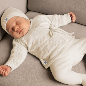 Conjunto de bebé color crudo con jersey cruzado, polaina con pie y con o sin gorro algodón 100%