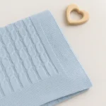 Manta de bebé azul punto trenzado – suave, cálida y elegante