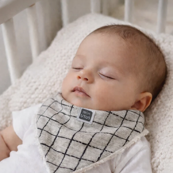 Bandana baberola Minutus de cuadros gris y negro con forro de rizo absorbente – Suave, neutra y elegante